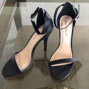 🆕 Black Strappy Heel